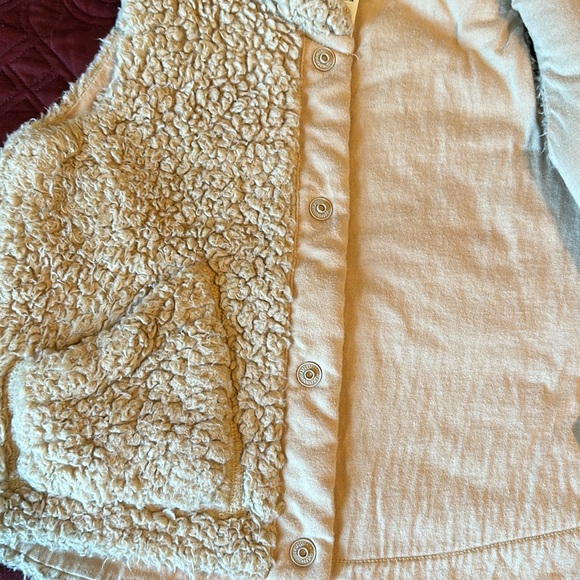 UNI QLO BABY, very soft and cozy vest size 3Y, new no tags attached. - Picture 4 of 5
